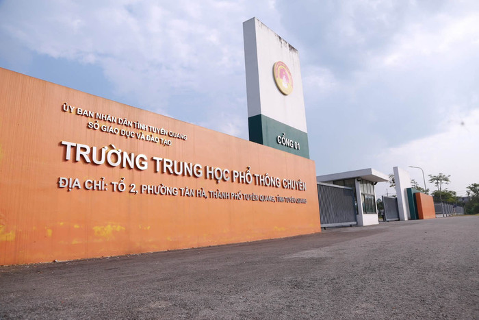 322/322 học sinh lớp 12 của Trường THPT Chuyên Tuyên Quang đã xác nhận tham gia kỳ thi lại.