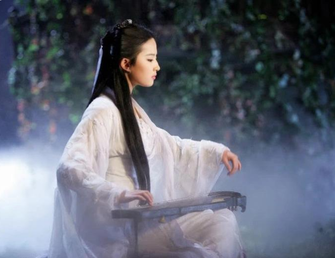 Tiểu Long Nữ với tạo hình bạch y thanh thoát, lạnh lùng, trở thành một trong những mỹ nhân kinh điển nhất phim Kim Dung.