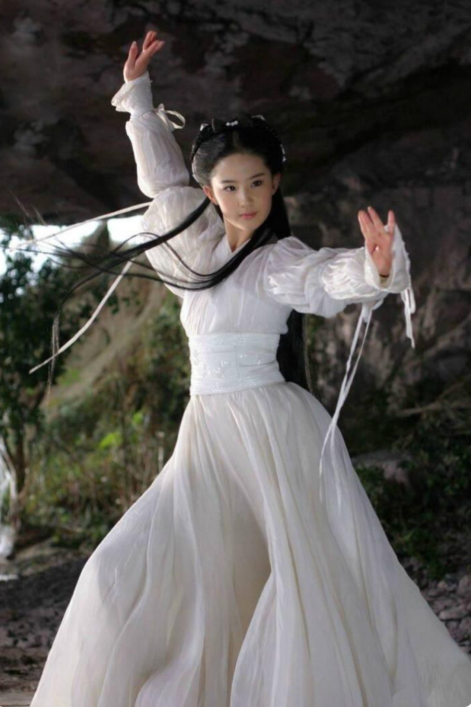 Lưu Diệc Phi được đánh giá là một trong những phiên bản Tiểu Long Nữ nổi bật nhất, gây thương nhớ với vẻ đẹp thoát tục.