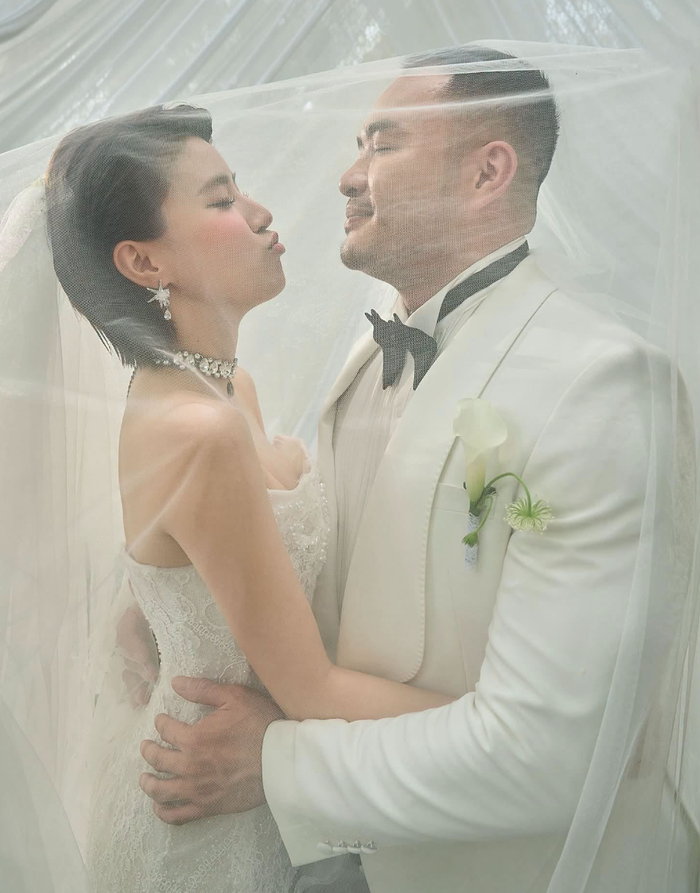 Pháo bất ngờ diện váy cưới, hé lộ 'chú rể' trong bài đăng mới trên trang cá nhân. Ảnh' FBNV