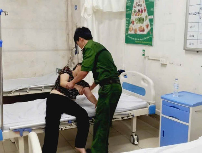 CBCS Công an xã hỗ trợ đưa nạn nhân đến Bệnh viện. Ảnh: Cổng TTĐT Công an TP Hà Nội&nbsp;