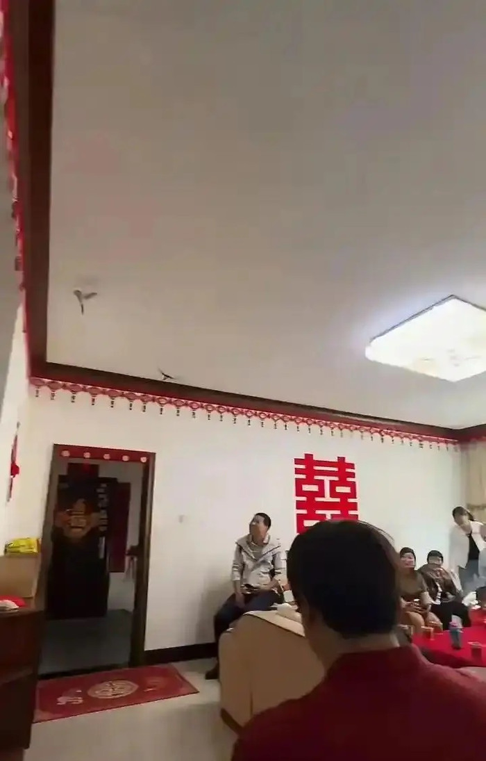Cảnh tượng lạ xuất hiện trong đám cưới của cặp đôi trẻ, nhiều người chứng kiến xôn xao Ảnh 2