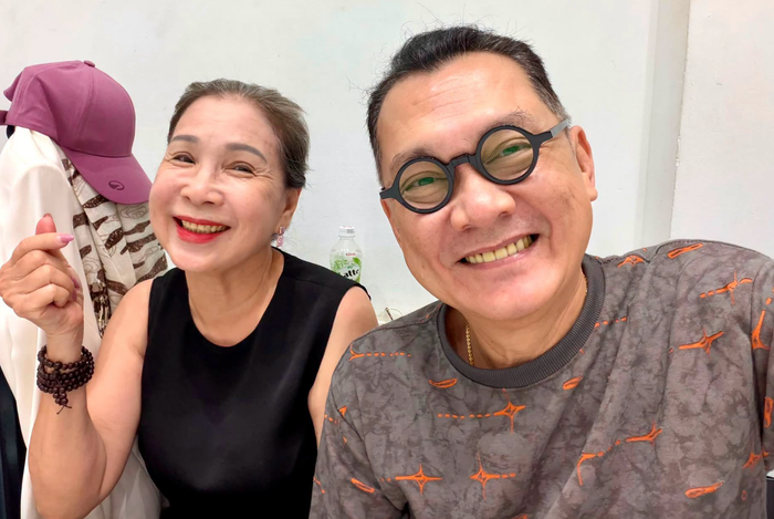 NSƯT Hữu Châu khiến khán giả thích thú khi đăng ảnh rạng rỡ bên NSND Kim Xuân, hé lộ hành trình nghệ thuật mới của cả hai. Ảnh: FBNV