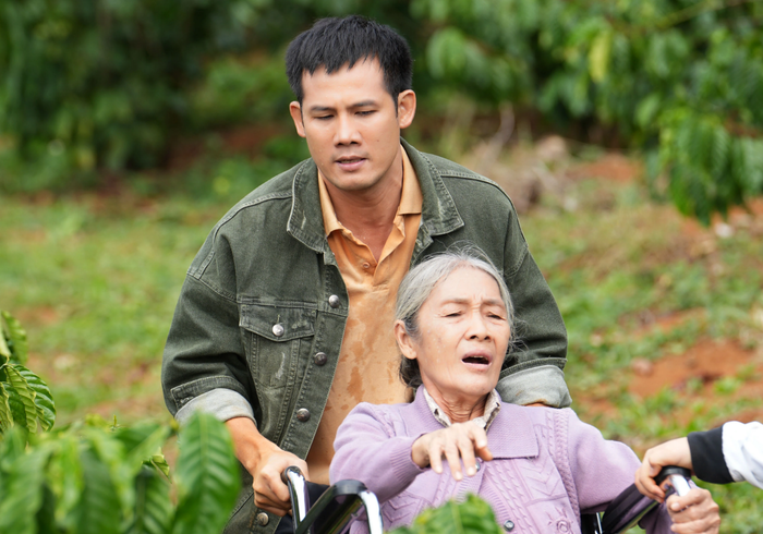 Thanh Thức vẫn giữ vai trò kết nối, hỗ trợ các tuyến nhân vật chính trong Lật Mặt 7.&nbsp;