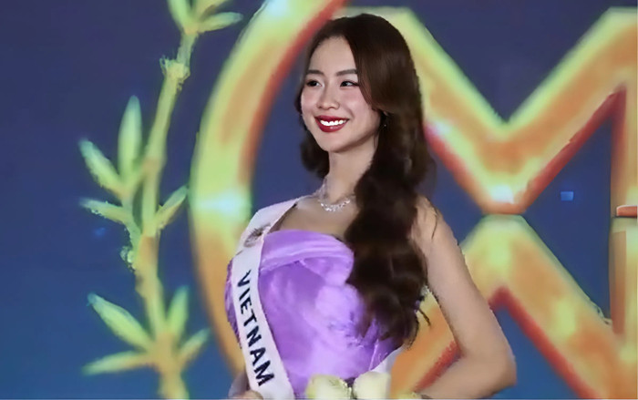 Bảo Ngọc nhận sash tại Miss World.&nbsp;