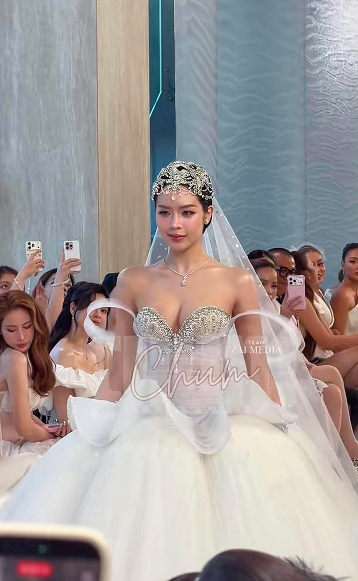Hoa hậu Thanh Thủy mặc váy cưới tại show thời trang. (Ảnh chụp màn hình từ TikTok Chum Chum)