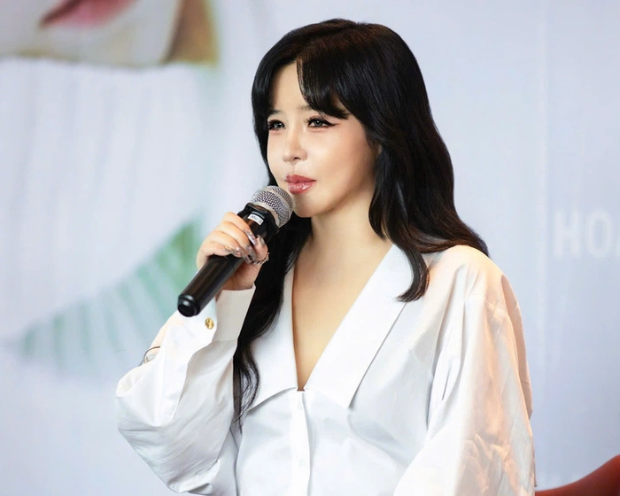 Park Bom ra mắt với tư cách thành viên nhóm 2NE1 và được yêu mến nhờ chất giọng đặc trưng cùng khả năng ca hát giàu nội lực.