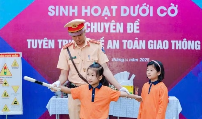Cán bộ CSGT hướng dẫn học sinh kiến thức về an toàn giao thông.&nbsp;