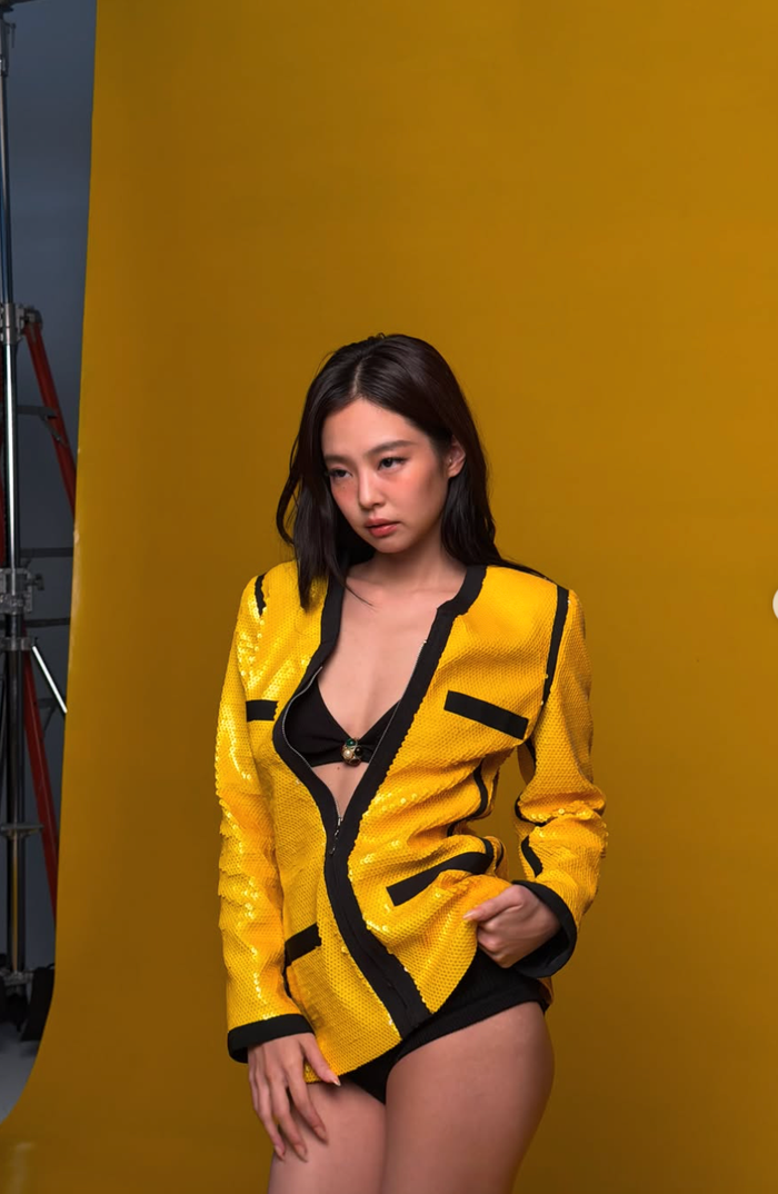 Jennie (BLACKPINK) ngày càng táo bạo Ảnh 4