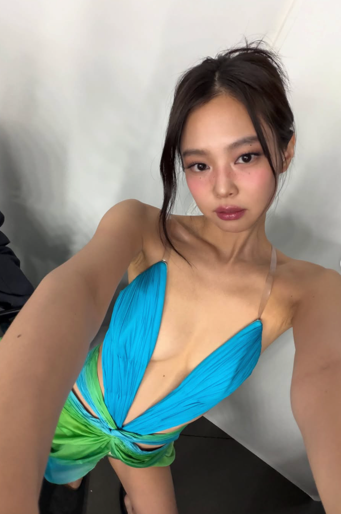 Jennie (BLACKPINK) ngày càng táo bạo Ảnh 3