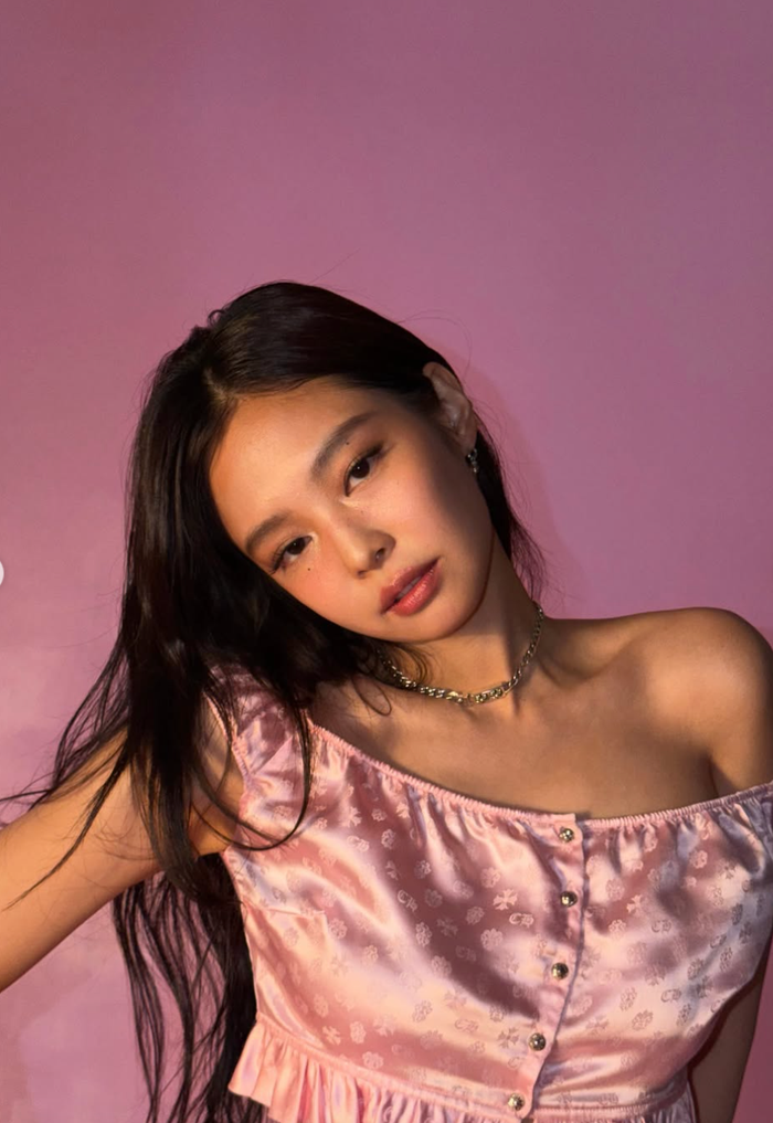 Jennie thu hút sự chú ý khi hé lộ loạt ảnh hậu trường trong một bộ ảnh thời trang.