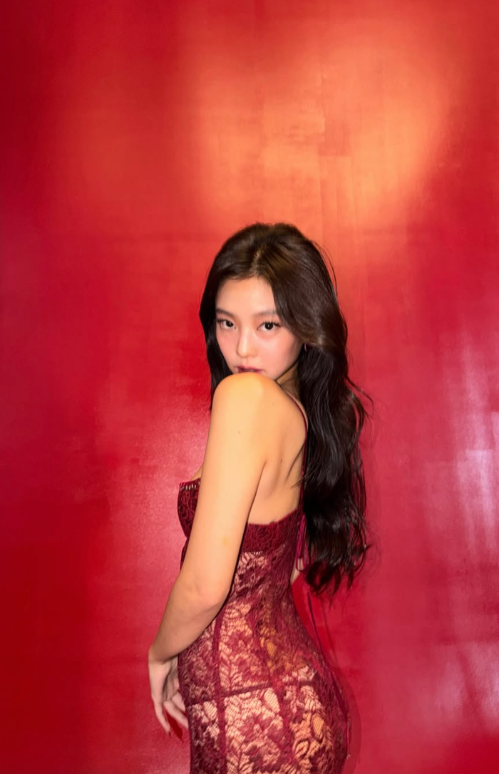 Jennie lại chuyển sang hình ảnh trưởng thành và cuốn hút hơn.
