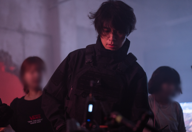 Lee Dong Wook chăm chú theo dõi màn thể hiện của mình trên phim trường A Shop for Killers 2.. Ảnh: Disney+.