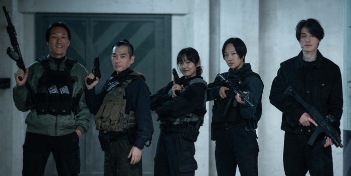 Dàn diễn viên A Shop for Killers 2 thể hiện sự ăn ý cả trong và ngoài phim trường.Ảnh: Disney+.