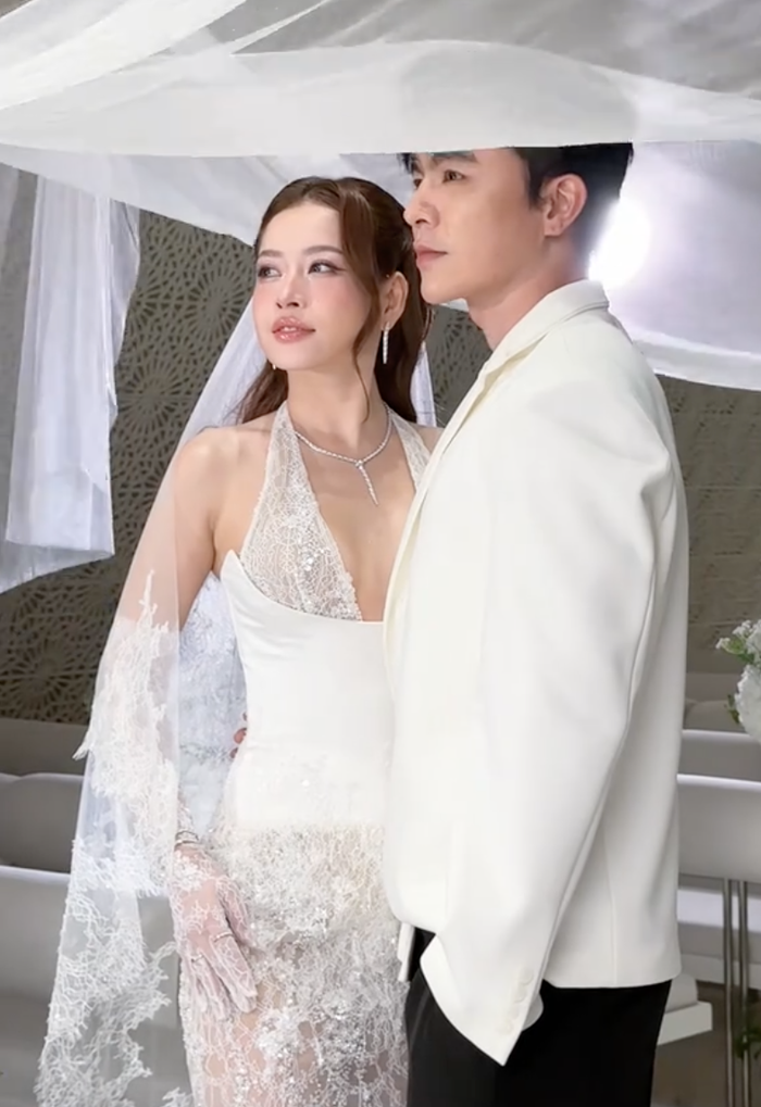 Steven Nguyễn và Chi Pu gây chú ý khi cùng xuất hiện tình tứ tại một show diễn thời trang. (Ảnh: Chụp màn hình)