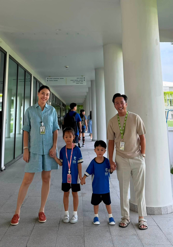 Vợ chồng Cường Đô La - Đàm Thu Trang đưa 2 con đến trường.