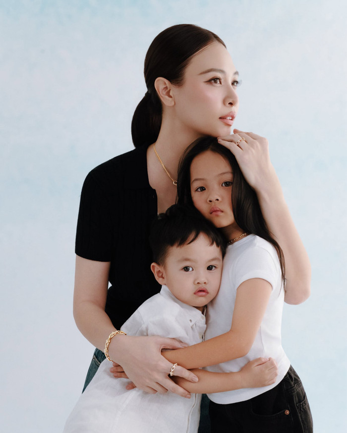 Cô chú trọng việc đối xử công bằng với các con để không bạn nhỏ nào phải chịu tổn thương.