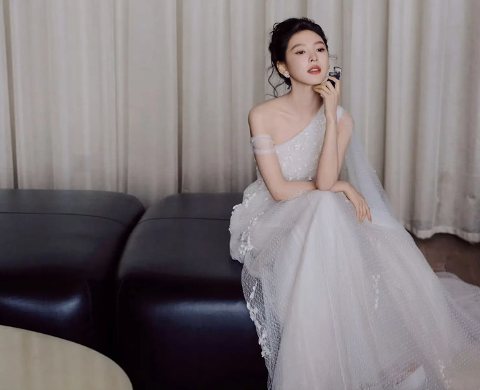 Thiết kế mà Chương Nhược Nam lựa chọn có tông trắng chủ đạo, phần thân váy dài với chất liệu voan mềm mại.