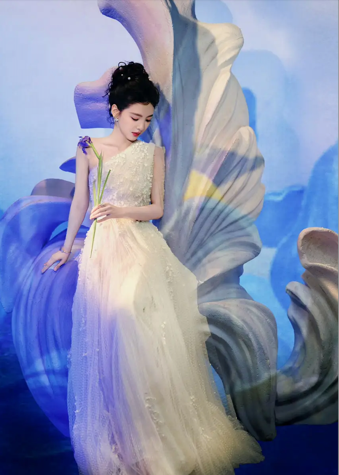 Tạo hình lần này tiếp tục phù hợp với hình ảnh nữ tính vốn được Chương Nhược Nam xây dựng trong nhiều năm qua.&nbsp;