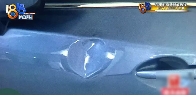 Cửa xe của ông bị móp và lồi lõm.