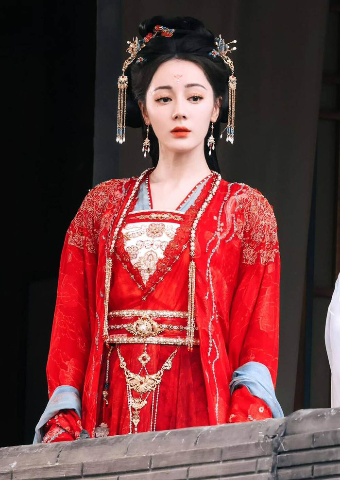 Việc Địch Lệ Nhiệt Ba thận trọng với dự án mới càng nhận được sự quan tâm khi cô đang duy trì sức hút lớn trên màn ảnh Hoa ngữ.&nbsp;