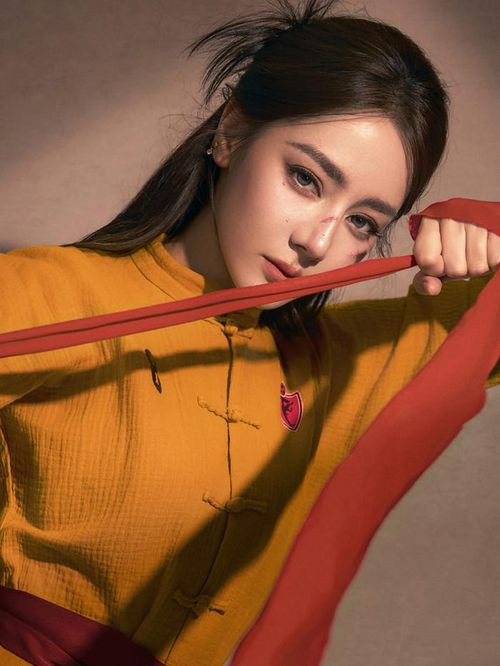 Gần đây, Địch Lệ Nhiệt Ba gây chú ý khi góp mặt trong Đội Bóng Nữ Kung Fu của Châu Tinh Trì.&nbsp;