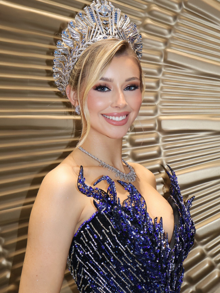 Đương kim Miss Cosmo gây ấn tượng với nhan sắc trẻ trung, cuốn hút.