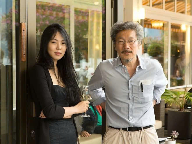Năm 2017, Hong Sang Soo và Kim Min hee công khai thừa nhận mối quan hệ tình cảm.&nbsp;