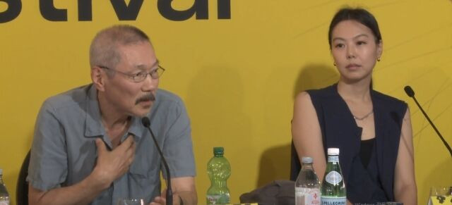 Đạo diễn Hong Sang Soo (trái) và nữ diễn viên Kim Min Hee xuất hiện tại một sự kiện chính thức. Ảnh: Youtube Locarno Film Festival&nbsp;
