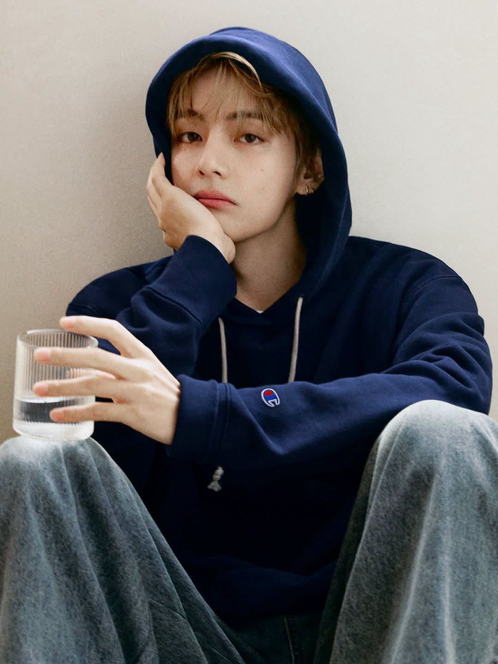 V thường xuyên gây thương nhớ bởi vẻ đẹp nghệ sĩ và khí chất lãng tử.