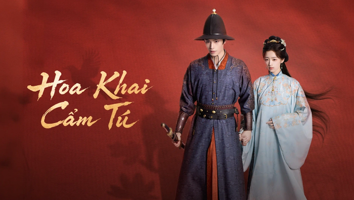 Hoa Khai Cẩm Tú là tác phẩm cổ trang kết hợp các yếu tố hào môn thế gia, đấu trí và lãng mạn, với Đinh Vũ Hề và Đặng Ân Hy đóng chính. Bộ phim được cải biên từ tiểu thuyết cùng tên của tác giả Chi Chi và do Đặng Khoa đạo diễn. Trong phim, Phó Đình Vân vốn là một tiểu thư xuất thân danh môn nhưng bất ngờ bị hãm hại, vu oan tư thông rồi bị chính gia tộc ruồng bỏ. Không chấp nhận số phận, cô quyết định tìm cách minh oan và giành lại công bằng cho bản thân. Trên hành trình lưu vong, Phó Đình Vân gặp Triệu Lăng, một người làm nghề buôn muối lậu có xuất thân thấp kém nhưng tính cách hào sảng, ngang tàng và mang chí hướng lớn. Hai người vốn thuộc hai thế giới khác biệt nhưng dần trở thành đồng hành của nhau, cùng đối mặt với những thế lực phía sau các biến cố và từng bước gây dựng sự nghiệp. Trong quá trình đó, tình cảm giữa họ cũng dần phát triển.