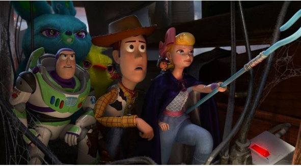 Sau hơn một thập kỷ, Woody, Buzz Lightyear và Jessie trở lại trong phần phim thứ năm của thương hiệu hoạt hình đình đám Toy Story. Bốn phần trước từng mang về hơn 3,28 tỷ USD toàn cầu, cho thấy sức hút bền bỉ của loạt phim Pixar. Lần này, nhóm đồ chơi phải đối mặt với một đối thủ hoàn toàn mới: các thiết bị điện tử. Ý tưởng này lập tức tạo sự tò mò bởi câu chuyện không chỉ xoay quanh tình bạn mà còn đặt ra câu hỏi về vị trí của đồ chơi trong thế giới hiện đại.