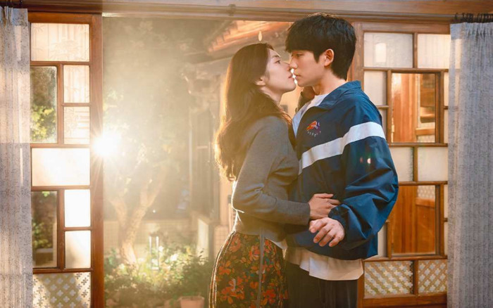 Phát hành trên Netflix từ ngày 7/8, Kẹo Ngọt Tình Yêu đánh dấu màn kết hợp giữa Jung Hae In và Ha Young trong câu chuyện tình yêu pha màu sắc hài hước, tội phạm. Phim do Kim Jang Han đạo diễn, gồm 12 tập. Ha Young vào vai Go Eun Sae, một nữ công tố viên bị mất trí nhớ sau một tai nạn trong lúc điều tra một tổ chức tội phạm. Khi tỉnh lại tại một vùng quê, cô gặp Jang Tae Ha (Jung Hae In), cựu võ sĩ từng gia nhập băng đảng và nay làm huấn luyện viên quyền Anh. Tae Ha nhận ra Eun Sae chính là mối tình đầu của mình nhưng cô không còn nhớ anh, vì vậy anh tự nhận là bạn trai của cô để bảo vệ cô khỏi sự truy đuổi của ông trùm Baek Sang Gil (Heo Sung Tae). Sự kết hợp giữa chuyện tình giả thành thật và tuyến điều tra, hành động tạo nên màu sắc riêng cho bộ phim.