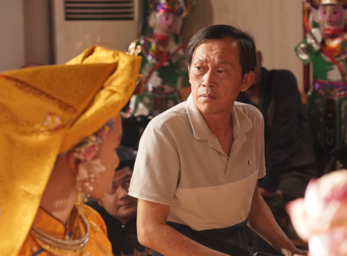 Trong Người được chọn, Hoài Linh đảm nhận vai thầy Thạch, nhân vật gắn với văn hóa dân gian và tín ngưỡng thờ Mẫu.