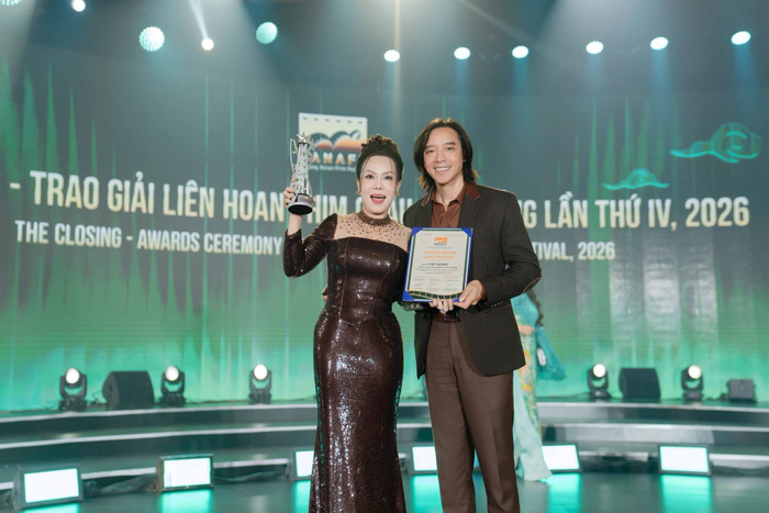 Sau hơn ba thập kỷ làm nghề, Việt Hương đang sở hữu đồng thời sức hút đại chúng, thành tích phòng vé và sự công nhận từ giới chuyên môn. Ảnh: FBNV.