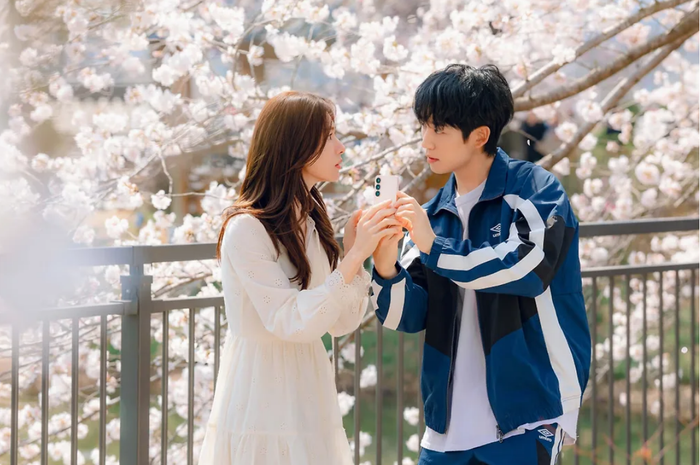 Kẹo ngọt tình yêu xoay quanh Go Eun Sa (Ha Young), nữ công tố viên mất trí nhớ sau một tai nạn khi điều tra tổ chức tội phạm. Tỉnh lại, cô phát hiện mình đang sống trong nhà một huấn luyện viên quyền anh bí ẩn (Jung Hae In), người tự nhận là bạn trai cô. Giữa những lời nói dối, bí mật và nguy hiểm, Eun Sa dần phát hiện sự thật về quá khứ, đồng thời nảy sinh tình cảm với người đàn ông xa lạ.