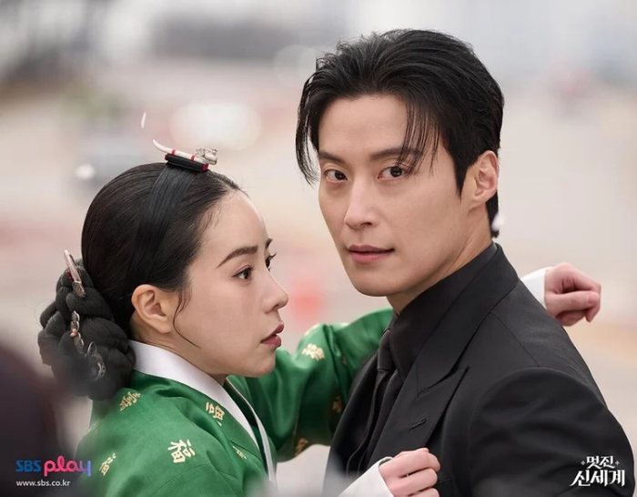 Kang Dan Shim (Lim Ji Yeon) từng là mỹ nhân quyền lực thời Joseon nhưng bị vu oan và phải uống thuốc độc. Tỉnh lại ở thế kỷ 21, cô trở thành nữ diễn viên vô danh Shin Seo Sang. Tại đây, cô gặp Cha Se Gye (Heo Nam Joon), người thừa kế tập đoàn giàu có và lạnh lùng. Hai con người đều đầy tham vọng liên tục đối đầu, rồi dần nảy sinh một mối quan hệ dữ dội.