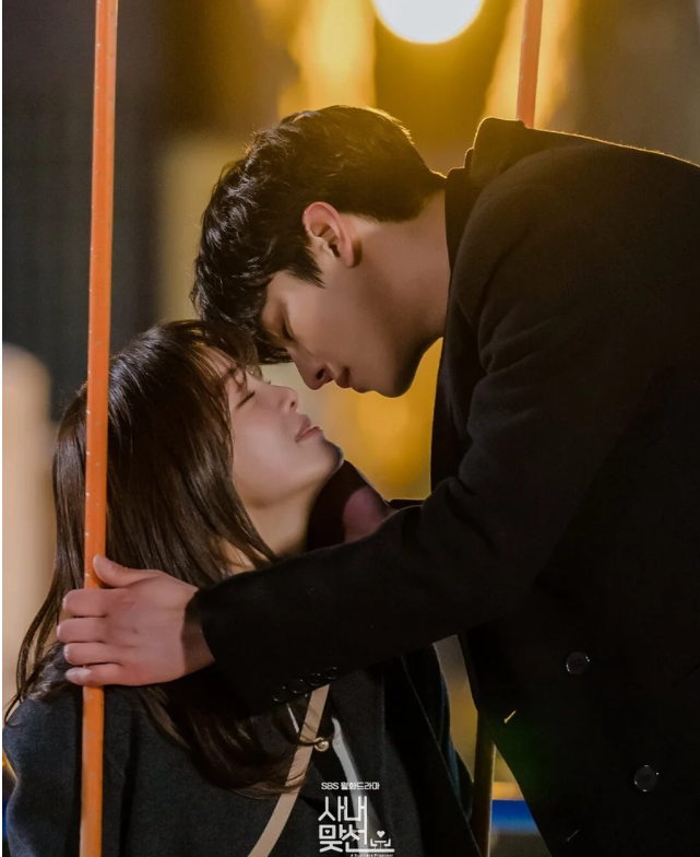 Shin Ha Ri (Kim Se Jeong) nhận lời đi xem mắt thay bạn thân nhưng không ngờ đối tượng lại là Kang Tae Moo (Ahn Hyo Seop), giám đốc nơi cô làm việc. Ha Ri cố tình khiến anh từ bỏ ý định kết hôn, nhưng Tae Moo lại đề nghị cưới cô để tránh những buổi xem mắt do gia đình sắp xếp. Từ một cuộc gặp bất ngờ, cả hai dần rơi vào chuyện tình công sở vừa hài hước vừa ngọt ngào.