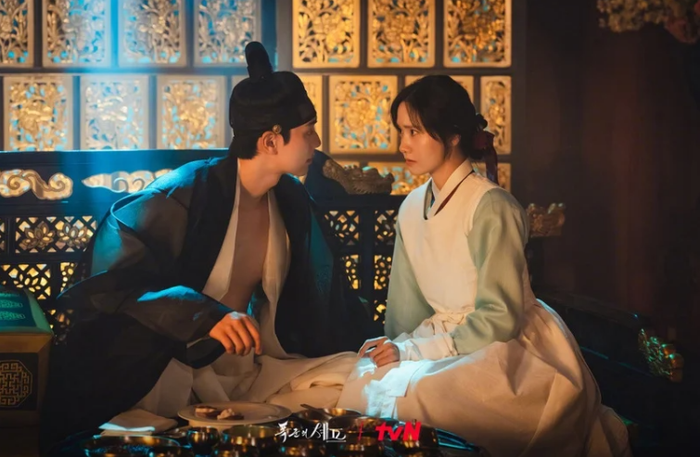 Yeon Ji Young (Yoona) là đầu bếp tài năng tại một nhà hàng Michelin ở Pháp. Sau khi chiến thắng cuộc thi nấu ăn, cô bất ngờ xuyên không về thời Joseon và gặp vua Lee Heon (Lee Chae Min), người nổi tiếng khó tính và có vị giác cực kỳ nhạy bén. Để sinh tồn, Ji Young phải dùng tài nghệ nấu ăn chinh phục nhà vua. Từ căn bếp, một chuyện tình đặc biệt dần nảy nở.