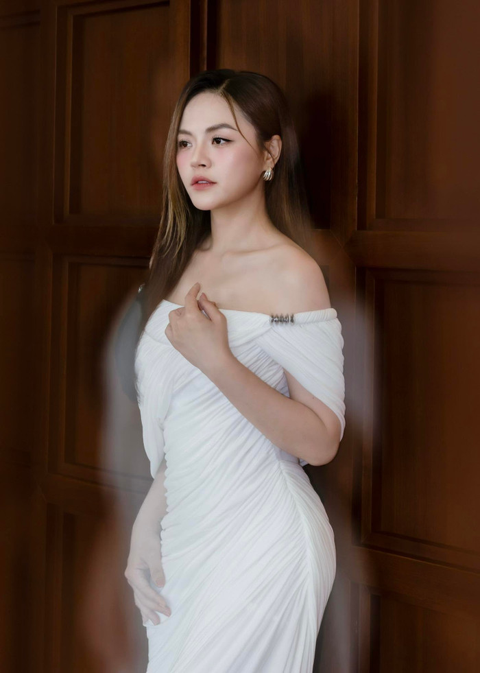 Ngoài đời, Thu Quỳnh theo đuổi hình ảnh trưởng thành, thanh lịch và đằm thắm, khác với vẻ sắc lạnh của nhân vật trong Lửa trắng. Ảnh: FBNV.