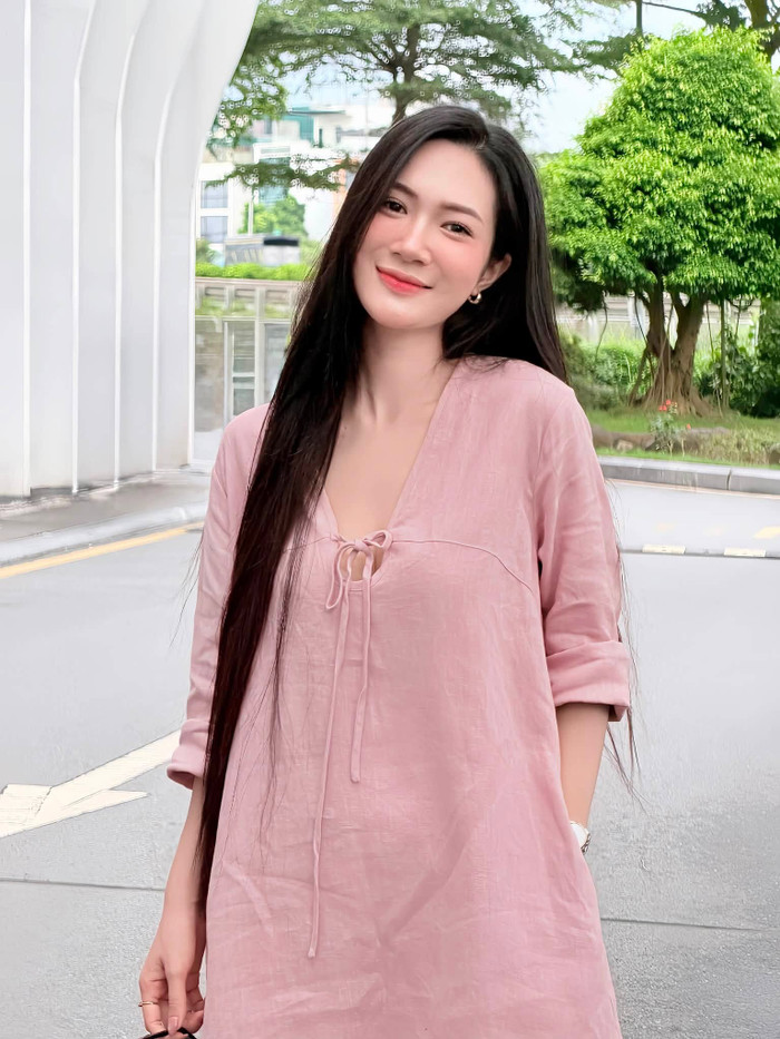 Thường được giao những nhân vật cá tính trên màn ảnh, Thanh Huế ngoài đời lại khá kín tiếng và yêu thích phong cách trẻ trung, tối giản. Ảnh: FBNV.