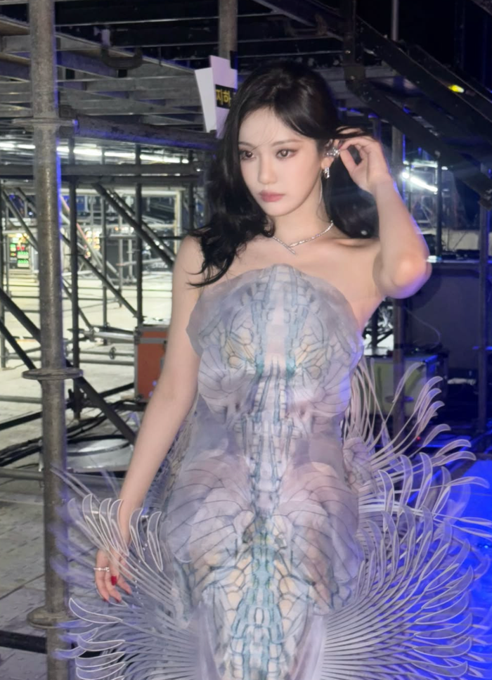 Trong loạt ảnh hậu trường, Ningning còn được ê-kíp chỉnh sửa tóc và trang điểm trước khi lên sân khấu.