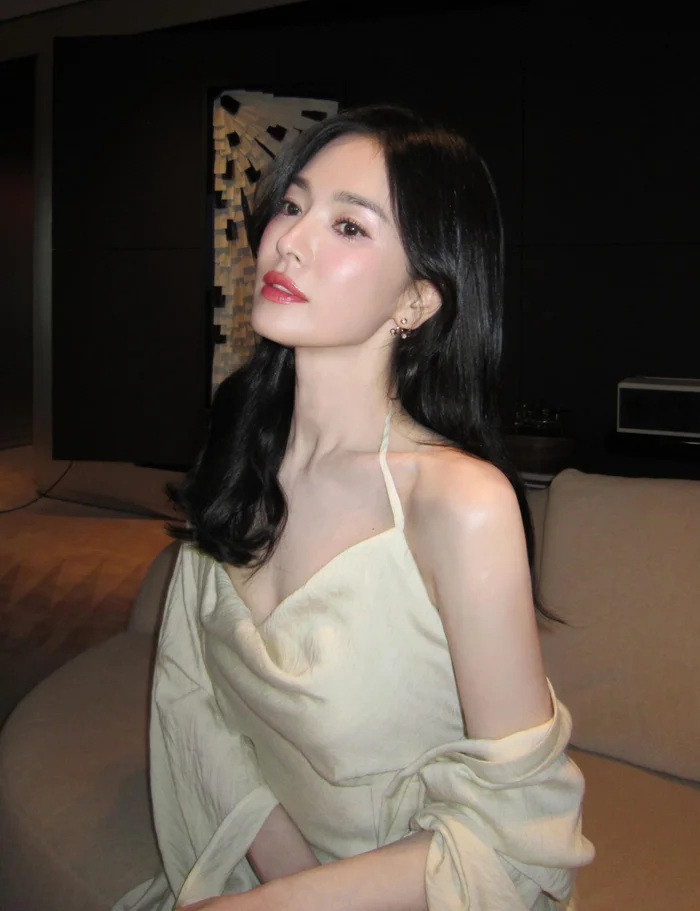 Truyền thông Hàn Quốc khen Song Hye Kyo 'đẹp hơn cả hoa'.