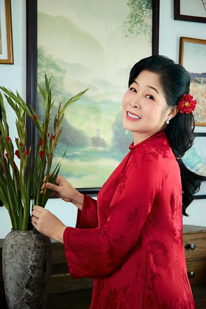 NSND Hồng Vân vẫn miệt mài với sân khấu ở tuổi U60. Ảnh: FBNV.