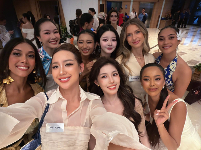 Bảo Ngọc và các thí sinh Miss World.