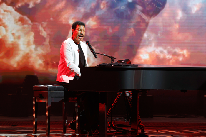 Lionel Richie mỉa mai tour diễn chung của Usher và Chris Brown Ảnh 1