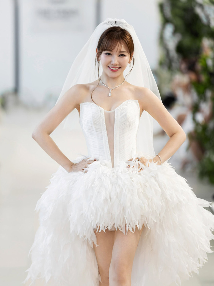 Hari Won lộng lẫy trong chiếc váy cưới tại một show diễn thời trang. (Ảnh: FBNV)