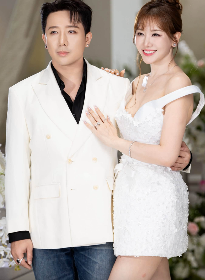 Trấn Thành đồng hành cùng Hari Won trong show diễn vừa rồi. (Ảnh: FBNV)