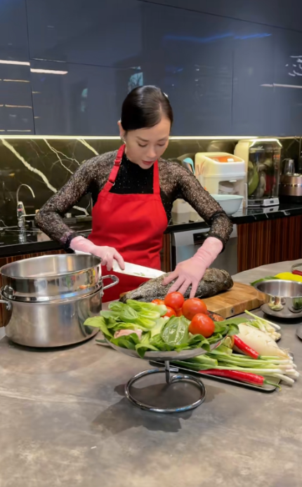 Diễn viên Phương Oanh thường xuyên chia sẻ các nội dung liên quan đến thời trang, nấu ăn, chăm sóc gia đình và làm đẹp.&nbsp;