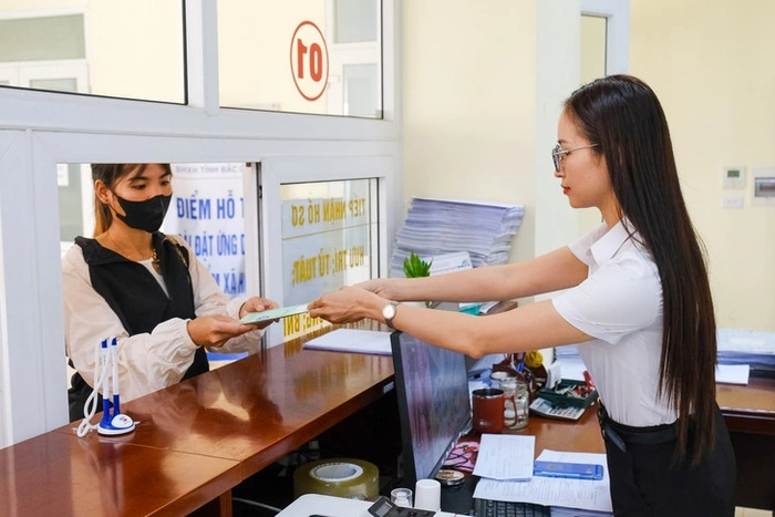 Người lao động đến làm thủ tục bảo hiểm - Ảnh minh họa&nbsp;